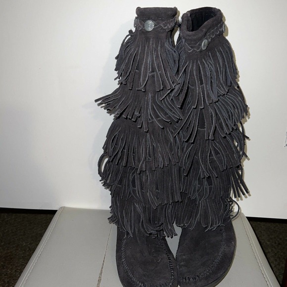 MINNETONKS 5-Layer Black Fringe Boot Size 8 - Picture 5 of 6